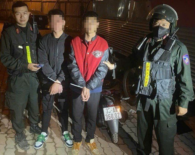 Các đối tượng bị phát hiện đang sử dụng ma túy dạng cần sa