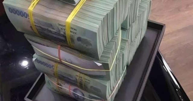 Loạt ngân hàng tăng mạnh lãi suất tiết kiệm, mứ...