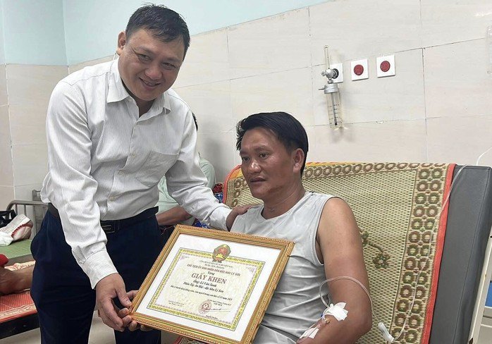 Chủ tịch đặc khu Lý Sơn tặng bằng khen cho ông Lê Văn Sanh