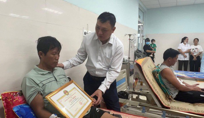 Chủ tịch đặc khu Lý Sơn tặng bằng khen cho ông Phan Duy Quang