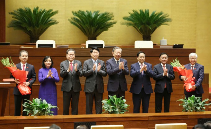 Lãnh đạo Đảng, Nhà nước tặng hoa chúc mừng tân Phó Chủ tịch Quốc hội Đỗ Văn Chiến (bìa phải) và tân Chánh án Tòa án nhân dân Tối cao Nguyễn Văn Quảng. Ảnh: Phạm Thắng