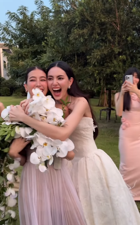 Mai Davika - Ter Chantavit xả ảnh hôn lễ, hé lộ minh tinh bắt được hoa cưới khổng lồ - 8