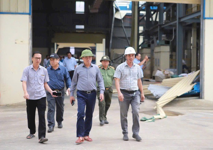 Ông Phạm Anh Tuấn (đi giữa) kiểm tra tình hình thiệt hại do cơn bão số 13 tại một doanh nghiệp ở Khu kinh tế Nhơn Hội
