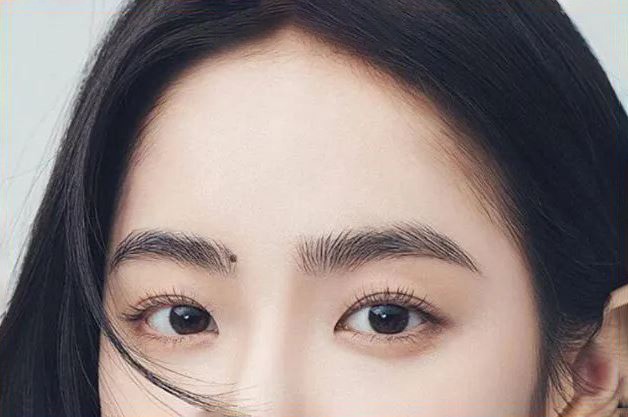 Người xưa gọi nốt ruồi ở lông mày là "ngọc ẩn trong mày", ám chỉ người có vận khí tốt, thông minh, khéo léo và giàu nghị lực. Ảnh minh họa