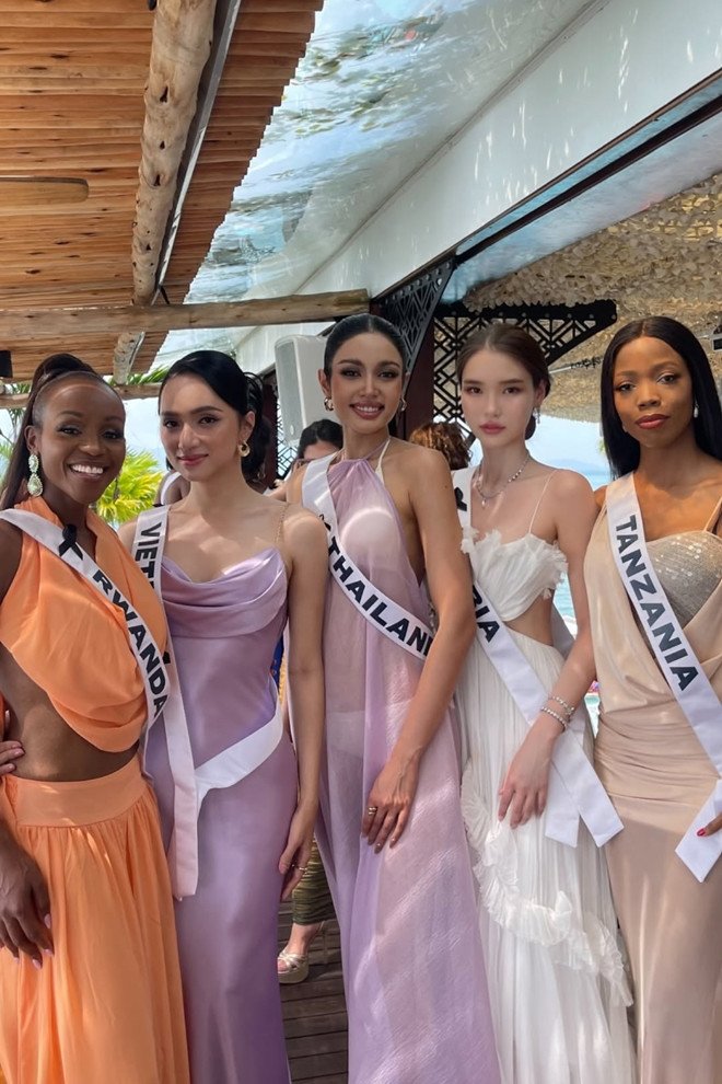 Hương Giang và các thí sinh.