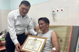 Khen thưởng 2 người hùng lao ra biển cứu người giữa sóng gió ở Lý Sơn