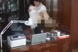 Tin tức trong ngày - Vụ người đàn ông "thân mật" với nhiều phụ nữ ở trường THPT: Công an vào cuộc