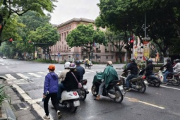 Tài xế dừng đèn đỏ, tay sử dụng điện thoại di động có bị xử phạt?