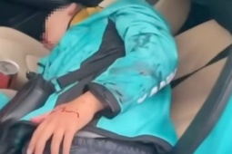 Xôn xao clip tài xế mặc áo xe công nghệ bị đánh gục trên ô tô