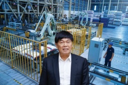 Kinh doanh - Bỏ túi gần 800 tỷ đồng trong ngày thị trường lao dốc, tỷ phú Trần Đình Long giàu thế nào?