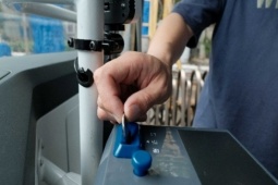 Bỏ hơn 110 triệu đồng vào thùng xe buýt, nữ hành khách khóc tiết lộ lý do