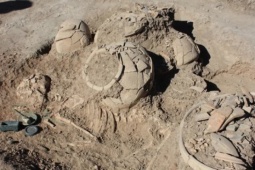 Khai quật ngôi mộ cổ, phát hiện đầy vàng và đá quý