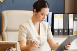 Huyền Lizzie mặc đồ công sở đẹp khiến hội chị em học hỏi