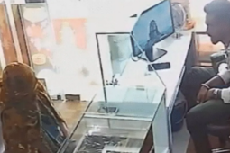 Bạn trẻ - Cuộc sống - Bị tấn công bất ngờ, chủ tiệm vàng phản đòn khiến kẻ cướp kinh ngạc