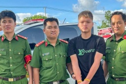 An ninh - Xã hội - Công an xã đuổi theo xe khách bắt nghi can cướp giật tiệm vàng ở TP.HCM