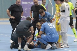 Cựu sao Barcelona va chạm kinh hoàng, phải phẫu thuật cắt lá lách