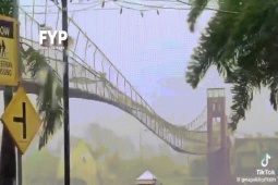 Thế giới - VIDEO: Cầu rung lắc dữ dội trong siêu bão Fung-wong ở Philippines