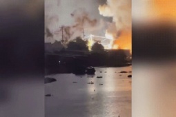 Tin tức trong ngày - Trụ điện phát nổ, cháy lan 4 nhà dân