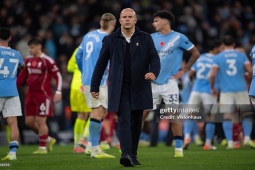 Bóng đá - Arne Slot phẫn nộ vì Liverpool bị tước bàn thắng, Man City khiến Arsenal lo lắng