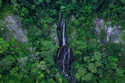 Ngọn thác được ví như "viên ngọc ẩn" giữa đại ngàn Kon Plông