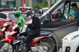 Dừng đèn đỏ sử dụng điện thoại có bị phạt không?