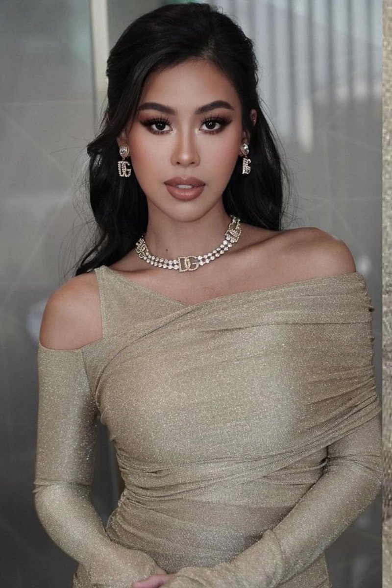 Tiên Nguyễn yêu thích những thiết kế gợi cảm từ Versace, Balmain... tôn vinh đường cong với các bộ đầm cut-out táo bạo và váy sequin lấp lánh. Gu thời trang đa dạng của Tiên Nguyễn thể hiện từ phong cách gợi cảm với váy da báo bó sát kết hợp với lưới tại nhà hàng sang trọng, đến hình ảnh thanh lịch với áo sơ mi trắng satin phối quần kem trong không gian biệt thự cổ điển đầy đồ cổ vật. Cô đặc biệt yêu thích những món đồ của Gucci từ vòng cổ, túi xách mini họa tiết monogram đến thắt lưng vàng đậm chất thương hiệu.