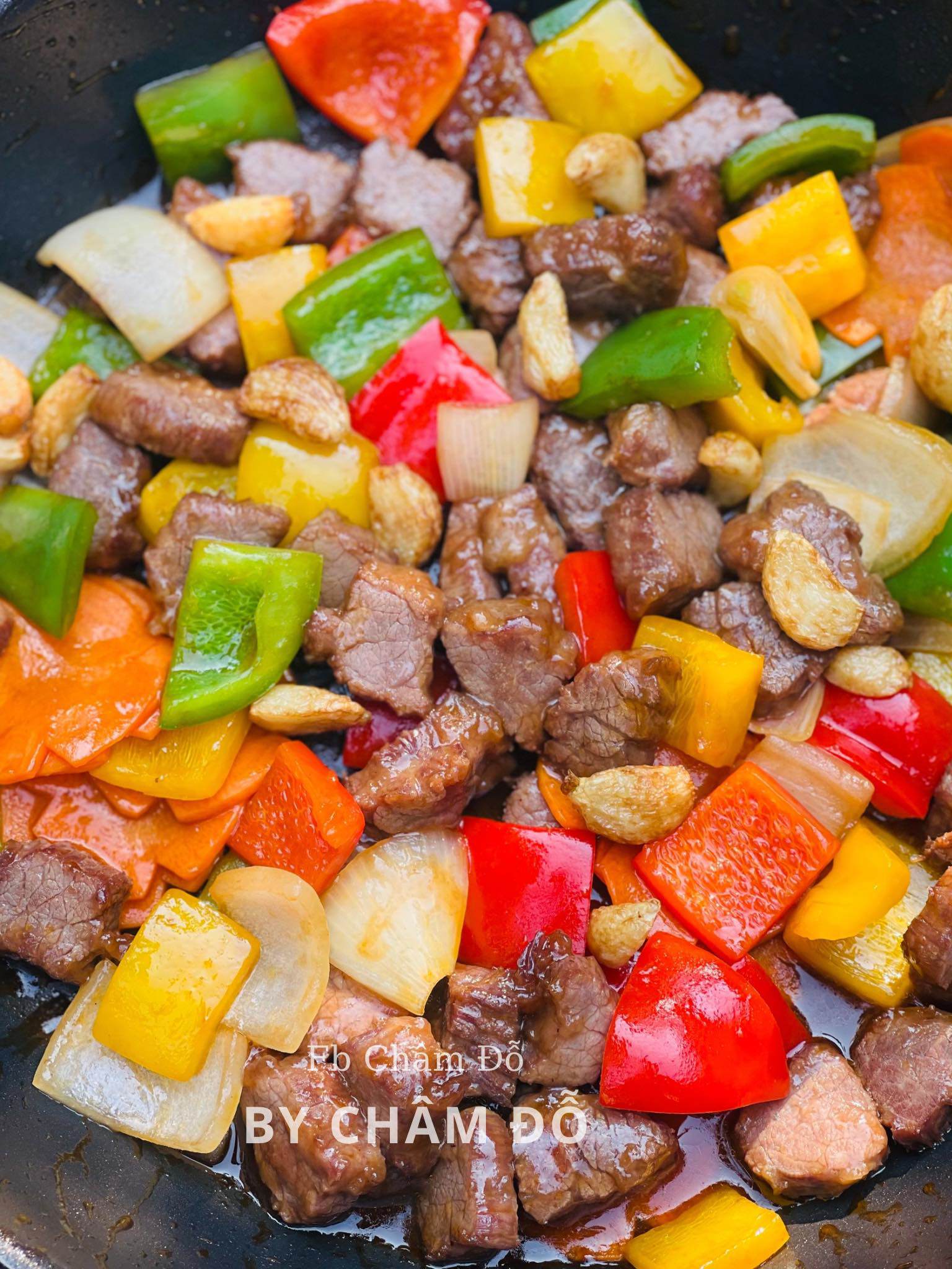 Trước khi ra đĩa thêm một chút hạt tiêu để dậy mùi thơm.