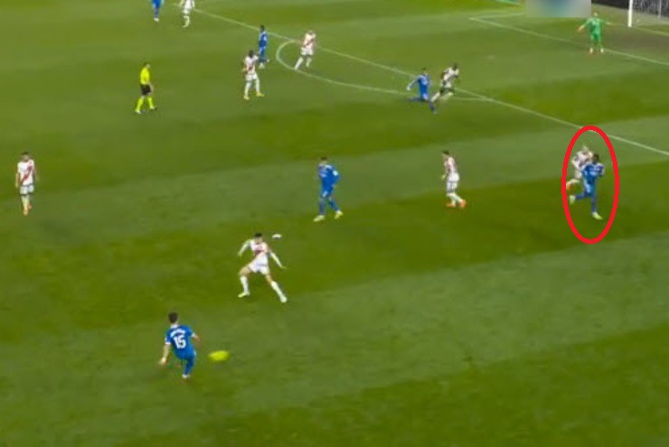 Không rõ vì sao Alonso lại chỉ đạo Camavinga lên đá... tiền đạo cánh phải trong khoảng 10 phút