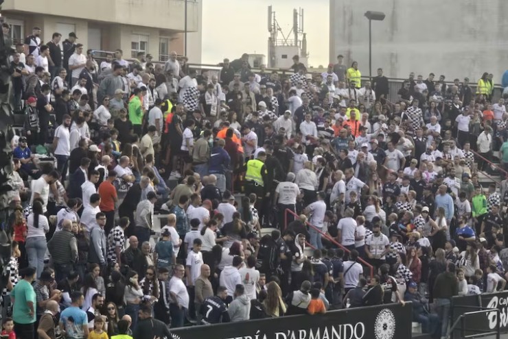 Các nhân viên y tế đã có mặt trên khán đài ngay lập tức sau khi sự cố xảy ra