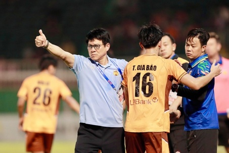 HLV Vũ Tiến Thành, từ màn bò khắp sân đến phát ngôn dậy sóng V-League