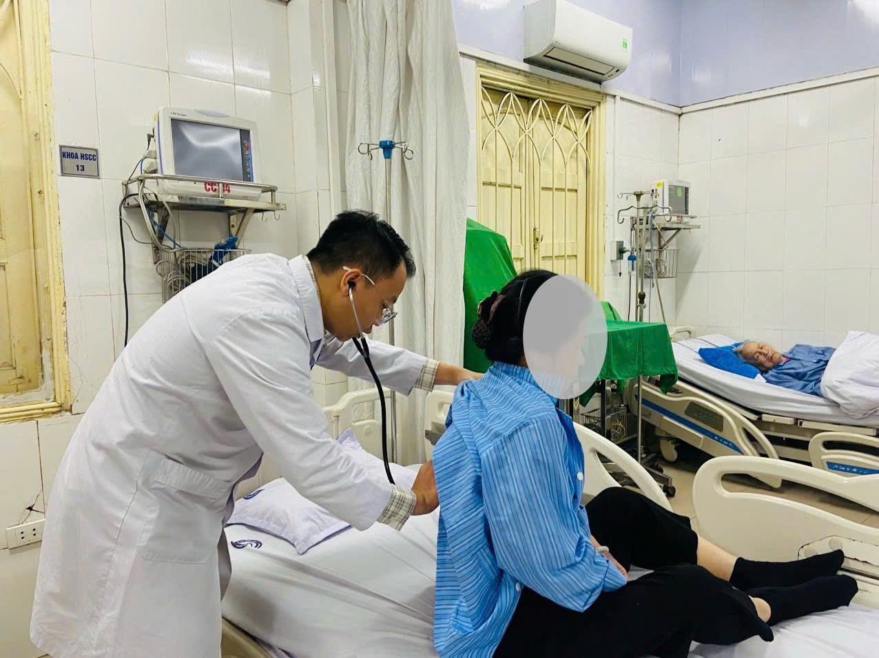 Bác sĩ thăm khám cho bệnh nhân. 