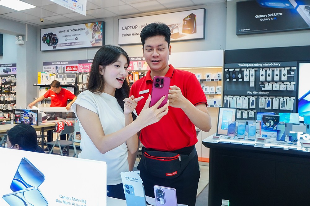 Khách hàng trải nghiệm Oppo Find X9 mới tại cửa hàng CellphoneS.