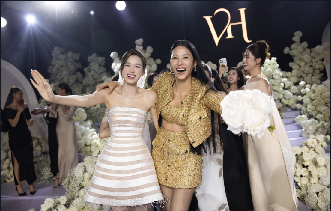 Trong phần ném hoa, Á hậu Hoàng Thùy bắt được hoa cưới của cô dâu. Hai người đẹp là đồng hương ở Thanh Hóa.