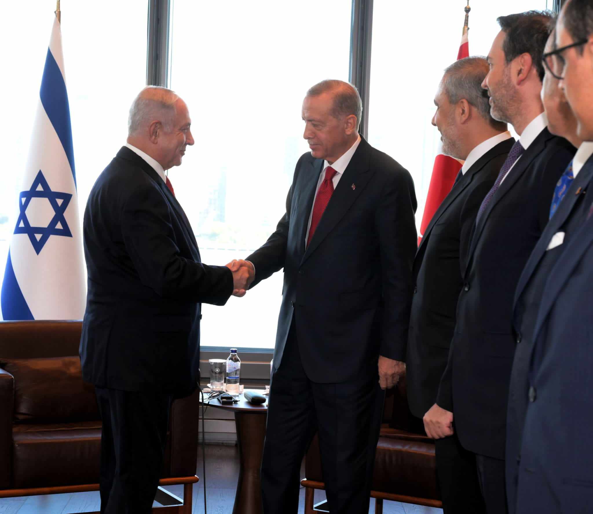 Tổng thống Thổ Nhĩ Kỳ Erdogan (phải) bắt tay Thủ tướng Israel Benjamin Netanyahu vào năm 2023, trước khi xung đột Israel – Hamas nổ ra. Ảnh: Văn phòng Chính phủ Israel (Gov.il).