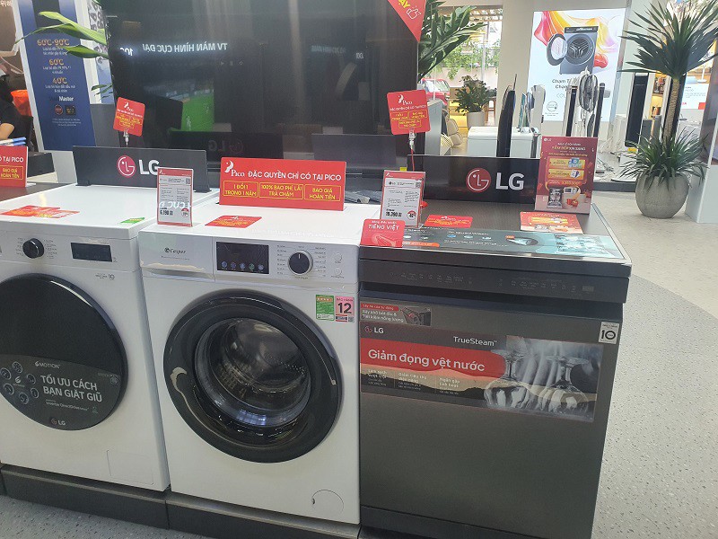Thời tiết mưa nhiều cùng với nồm, ẩm nên máy giặt, máy sấy và máy hút ẩm đang được giảm giá nhằm thu hút khách hàng mua sắm.