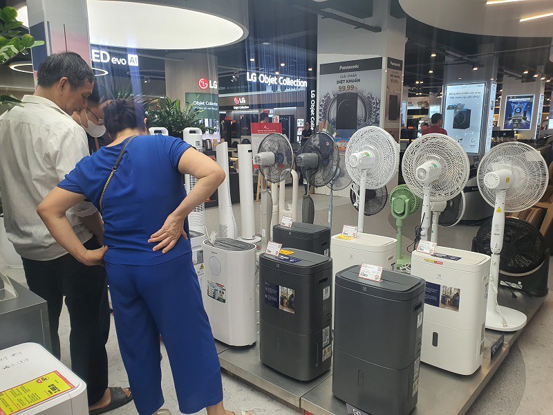 Bên trong một số siêu thị điện máy không trang hoàng rực rỡ như những năm trước đây.