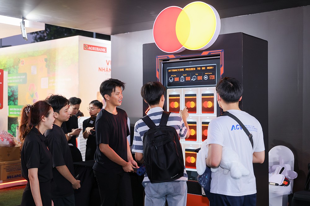 Người trẻ hào hứng với các trải nghiệm số