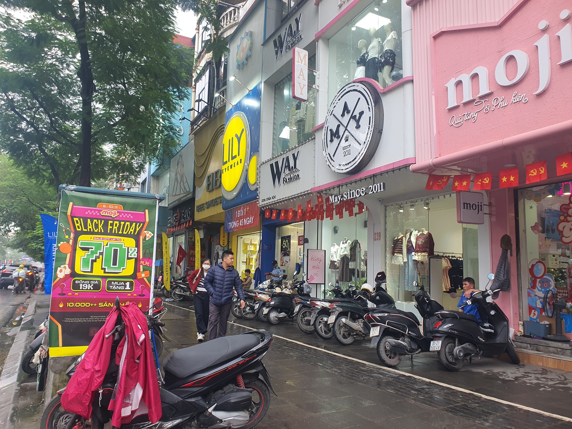 Được coi là một trong những ngày hội mua sắm lớn nhất năm, vào Lễ độc thân 11/11, các thương hiệu lớn, nhỏ tại nhiều quốc gia, trong đó có Việt Nam thường tung ra các chương trình giảm giá lớn nhằm thu hút khách hàng.