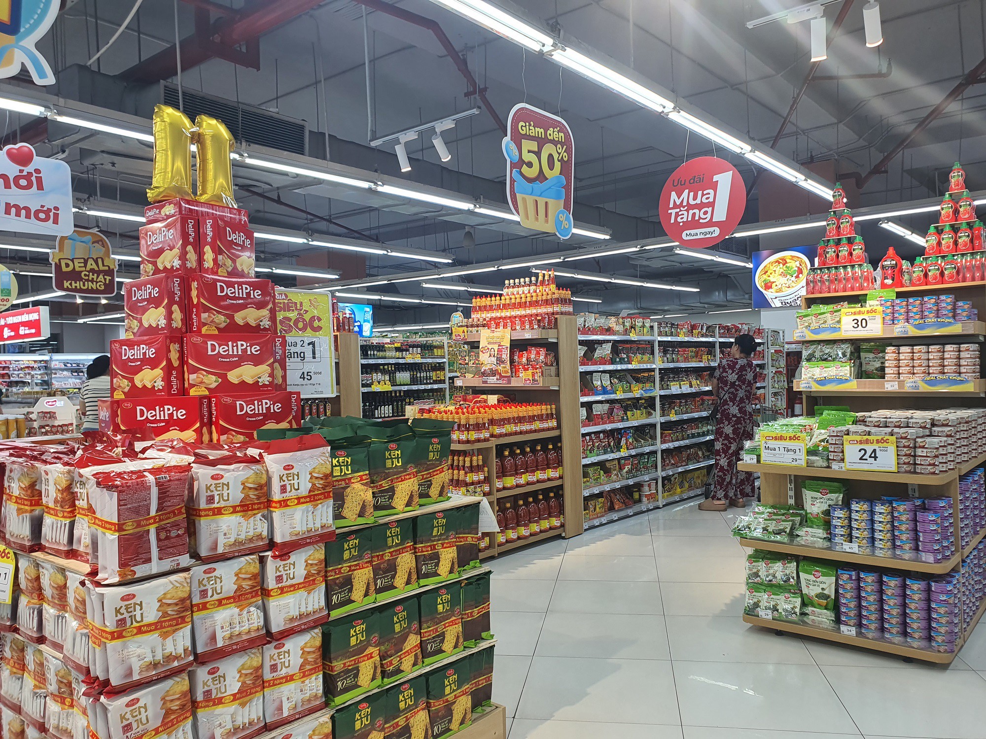 Ngoài giảm giá đến 50%, siêu thị này còn có chương trình mua 1 tặng 1 trong dịp này.