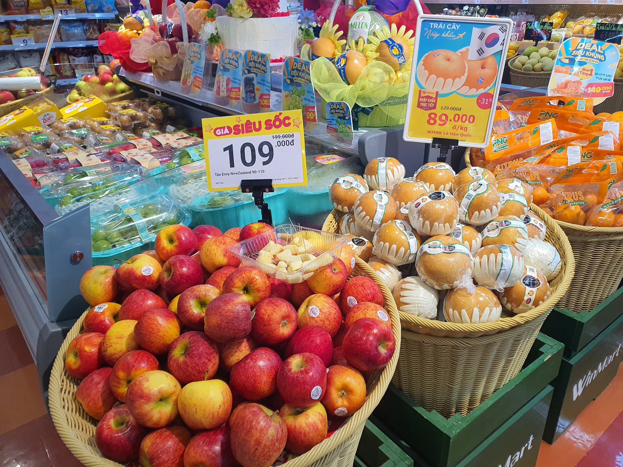 Tại một siêu thị trên đường Phạm Ngọc Thạch (Hà Nội), loạt sản phẩm tiêu dùng và thực phẩm cũng giảm giá mạnh. Táo Fuji giảm từ 199 nghìn đồng xuống còn 109 nghìn đồng/kg.
