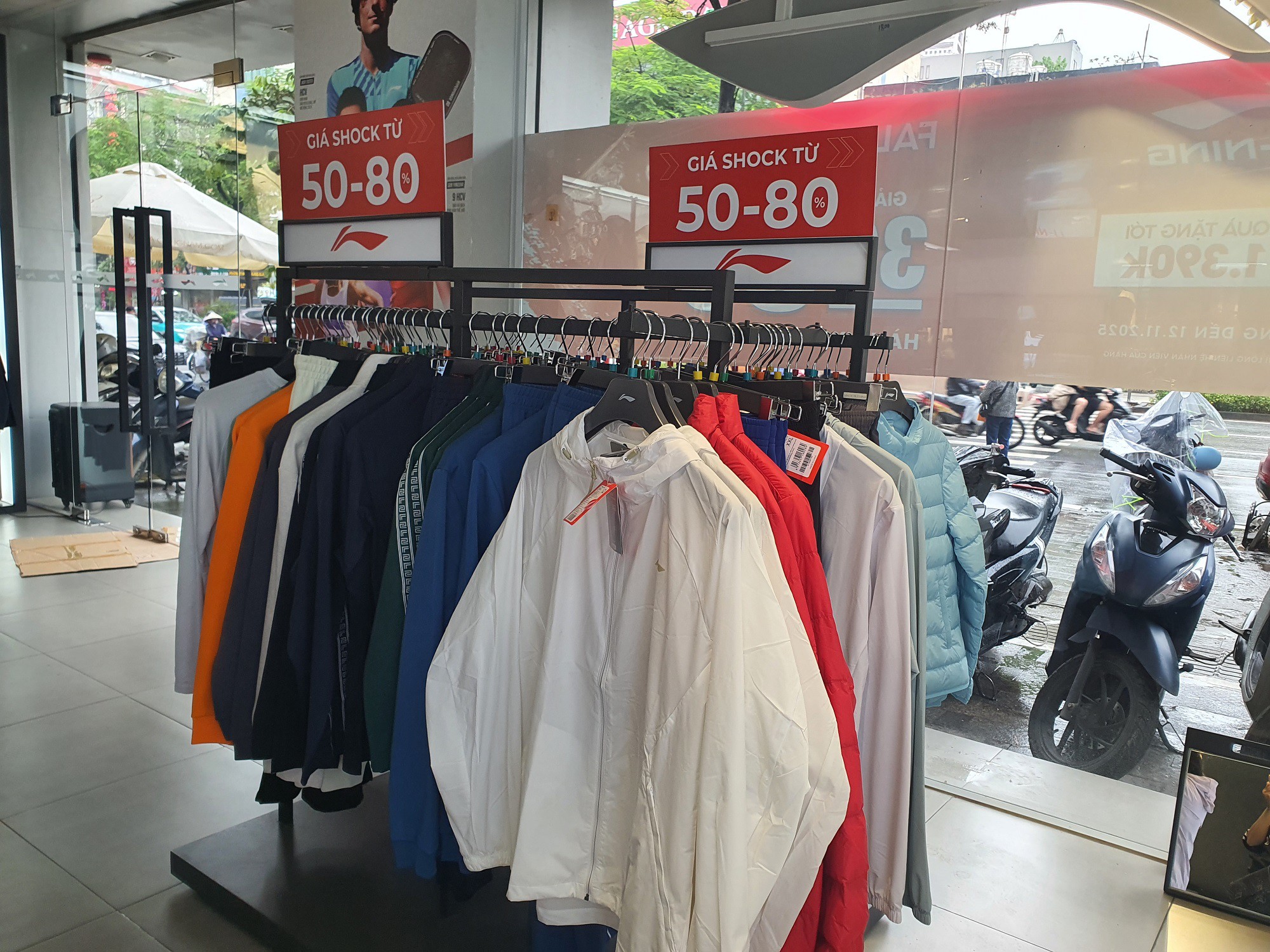 Các loại áo khoác, áo nỉ, bộ đồ thể thao mùa đông cũng giảm giá "siêu sốc" nhưng hầu như trong cửa hàng không có một bóng khách.