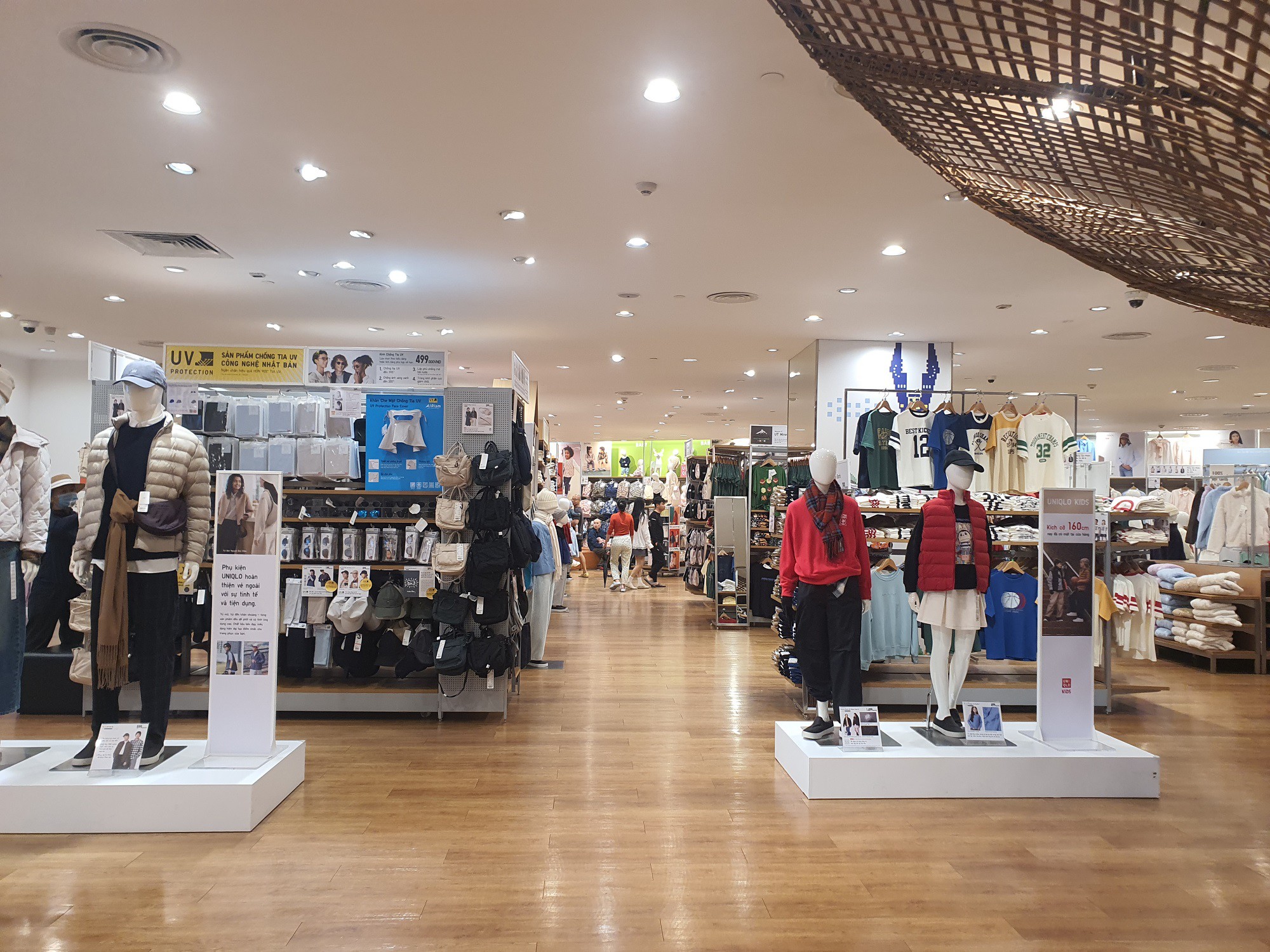 Lượng khách đến thăm quan, mua sắm cũng rất vắng vẻ, thưa thớt.