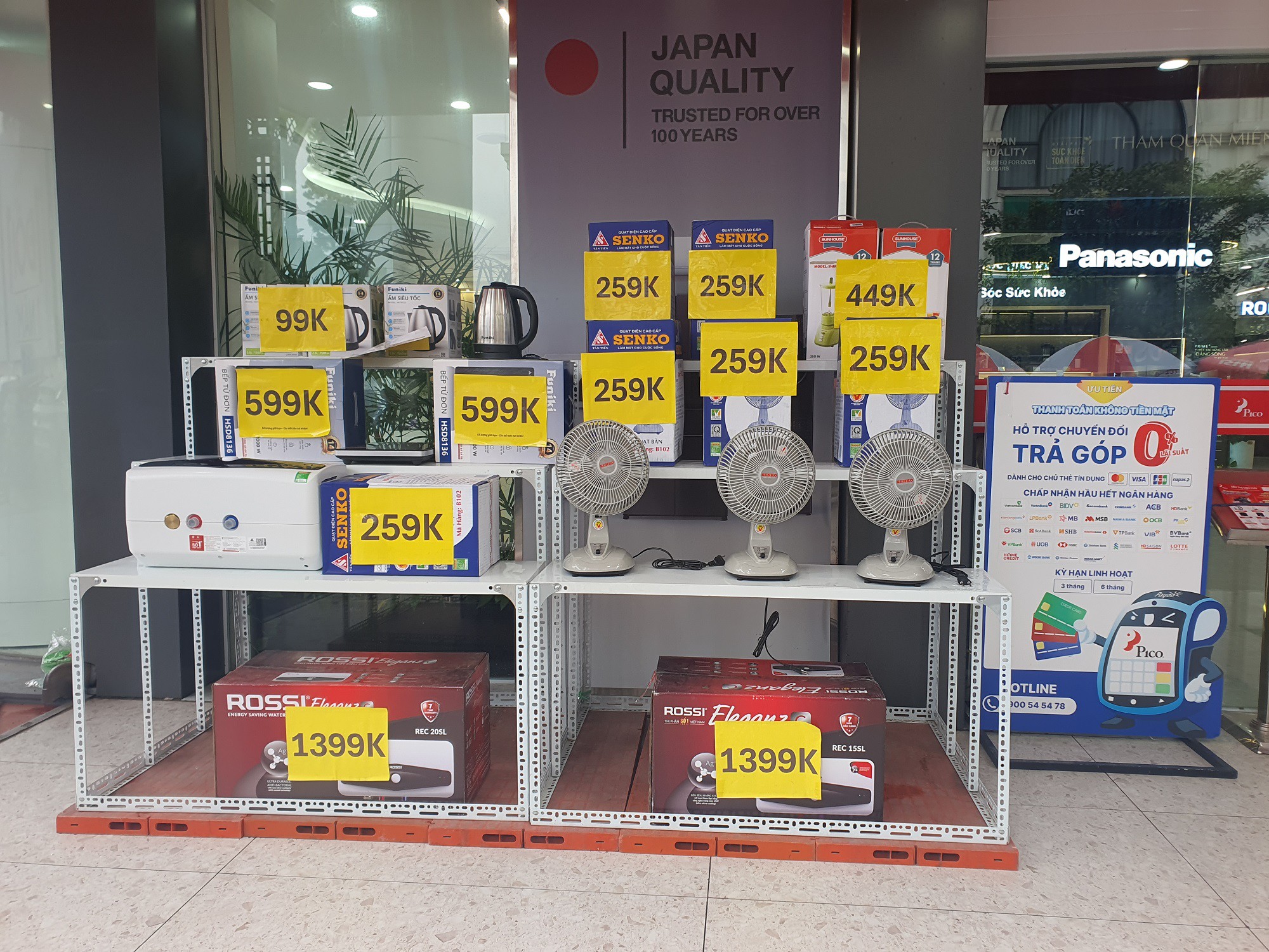 Nhiều siêu thị điện máy cũng giảm giá hàng loạt sản phẩm từ ngày 9-12/11 lên đến 70%.