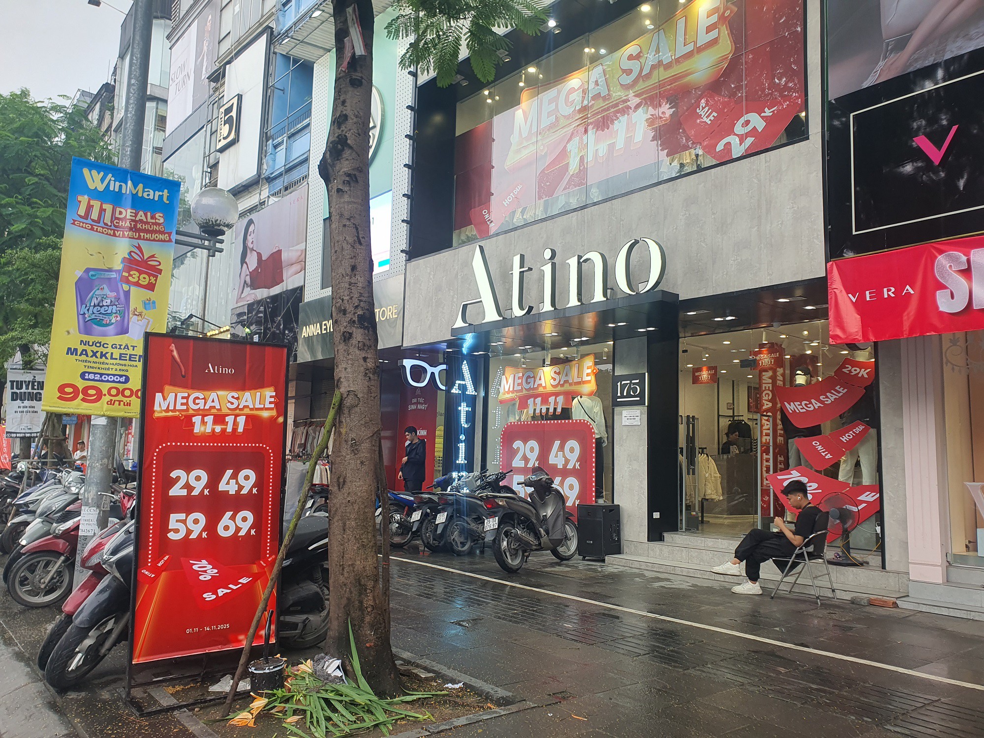 Năm nay, ngày lễ Độc thân rơi vào thứ ba nhưng ngay từ thứ 7 ngày 8/11, tại cửa hàng, siêu thị, trung tâm thương mại đã đua nhau triển khai các chương trình giảm giá.