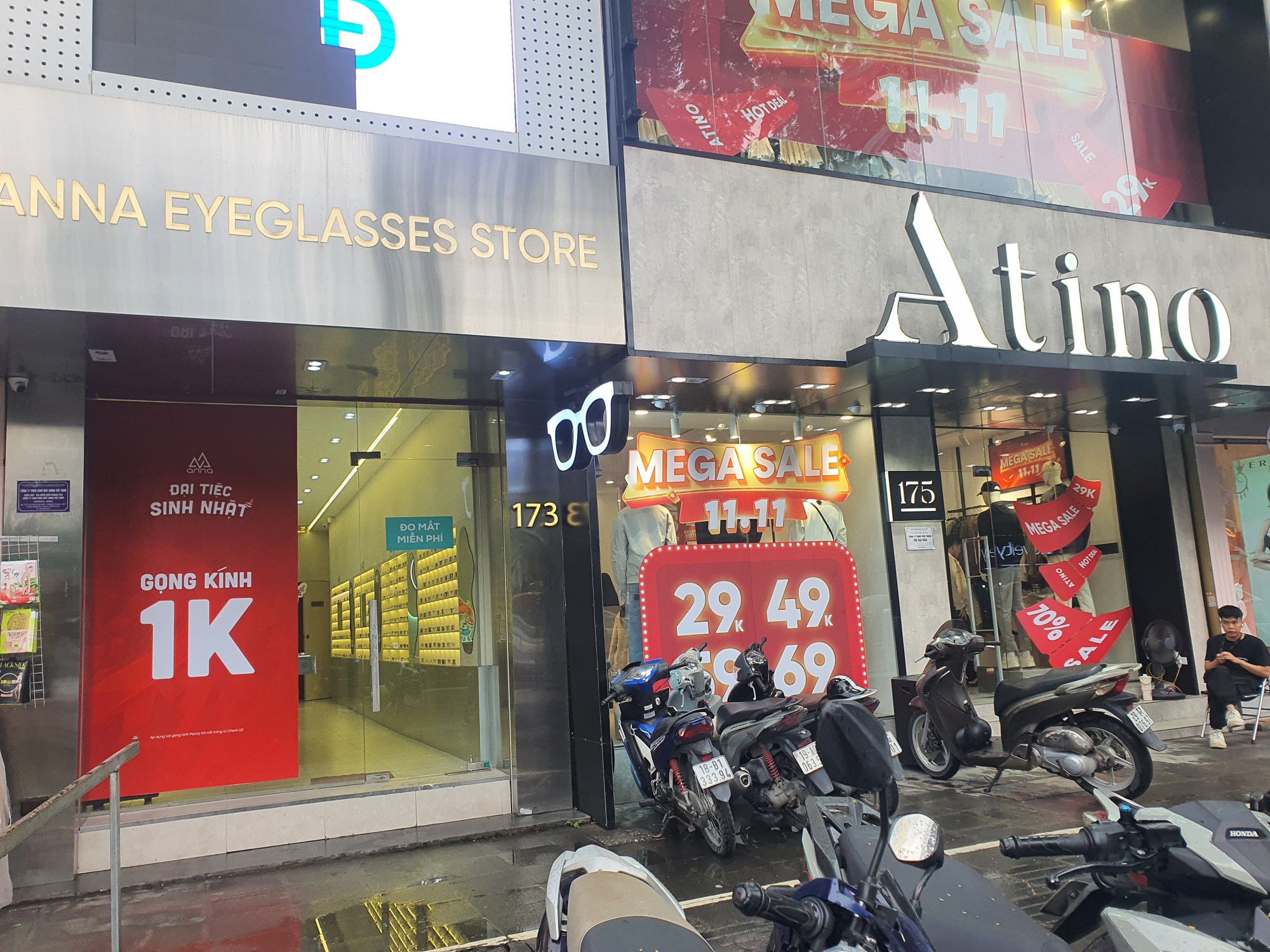 Tại các tuyến phố thời trang ở Hà Nội như: Cầu Giấy, Chùa Bộc, Tây Sơn, Phạm Ngọc Thạch... các cửa hàng đua nhau triển khai các chương trình giảm giá, khuyến mãi nhân dịp này.