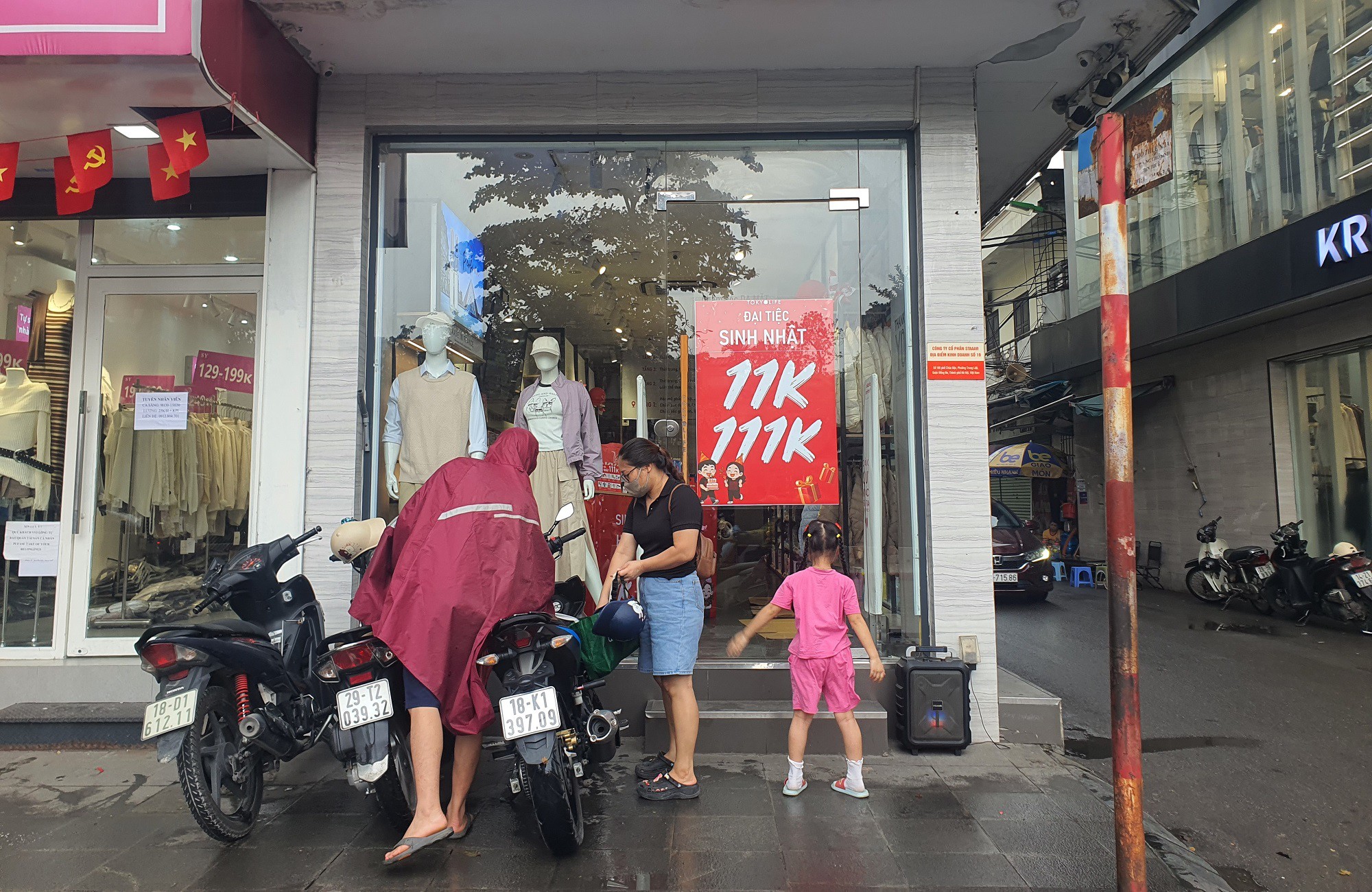 Trước các cửa hàng, cửa hiệu, hình ảnh giảm giá, khuyến mãi nhân dịp 11/11 được dán khắp nơi để thu hút khách hàng.