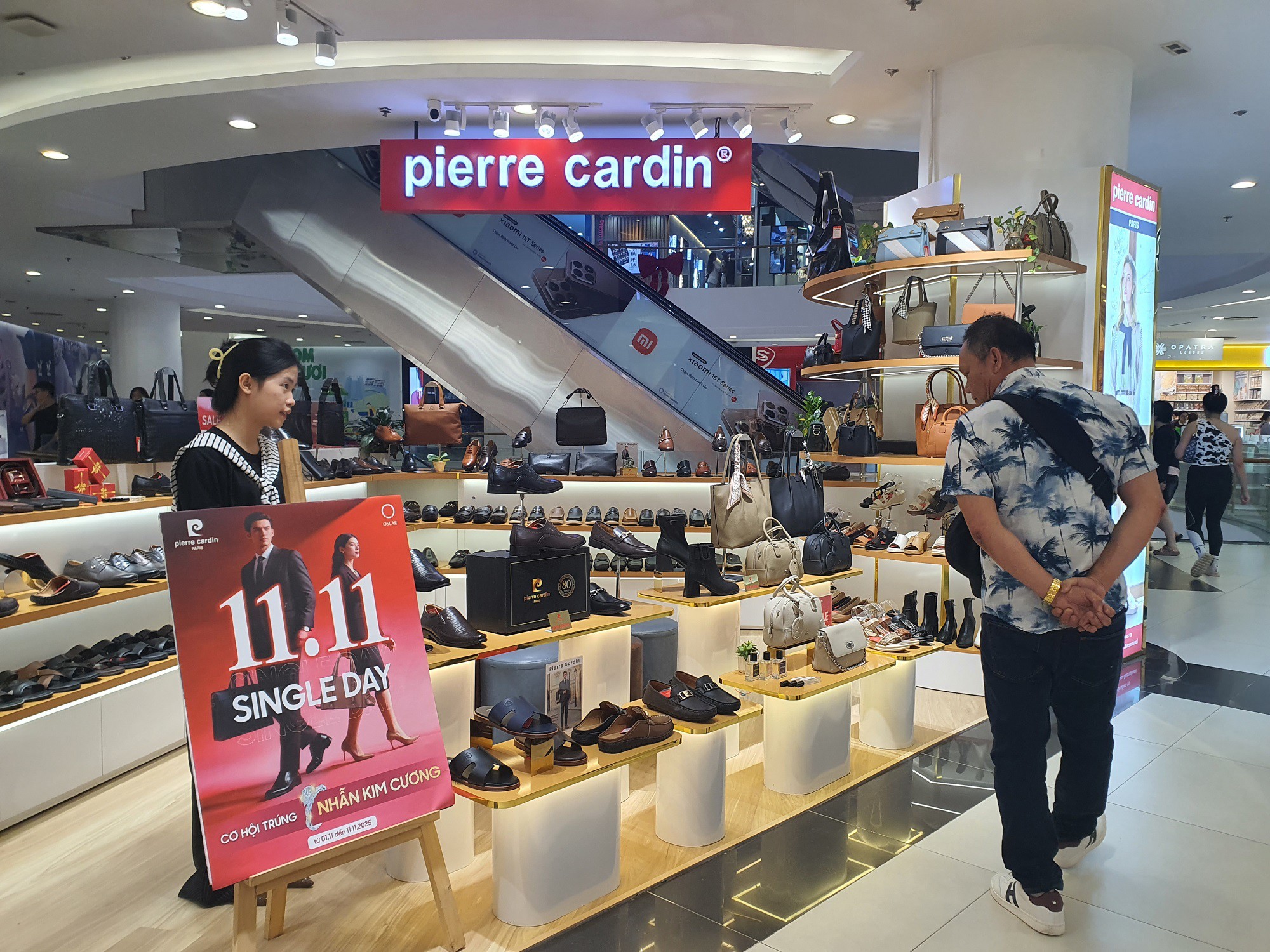 Theo chị Hồng - Quản lý ngành hàng thời trang tại một Trung tâm thương mại cho biết, mặc dù là cuối tuần, sát ngày 11/11 nhưng lượng khách đến mua sắm vẫn không tăng so với ngày thường.