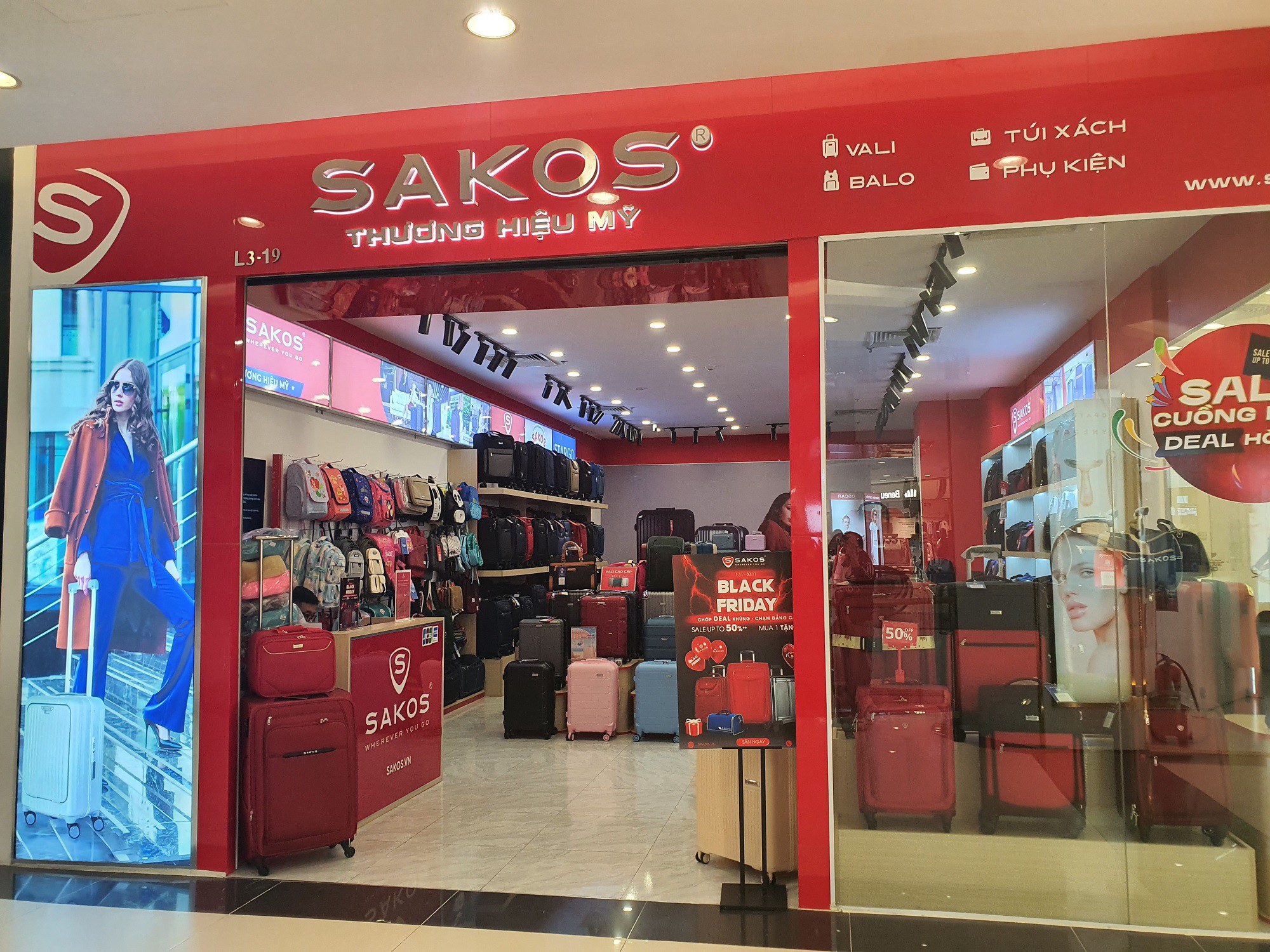 Tại một số Trung tâm thương mại lớn, một số gian hàng cũng giảm giá tới 80% nhân dịp 11/11.