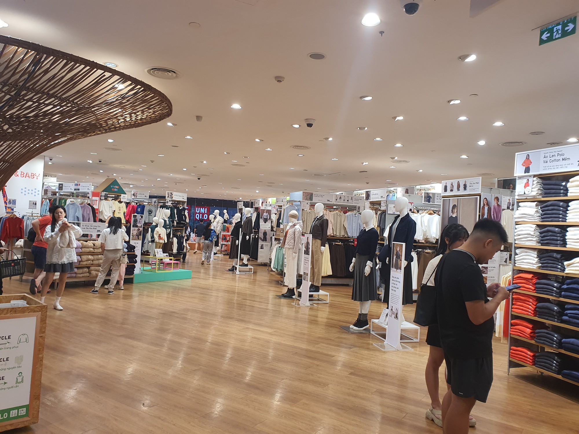 Nhiều gian hàng không treo biển giảm giá rầm rộ hân ngày 11/11 như những năm trước.