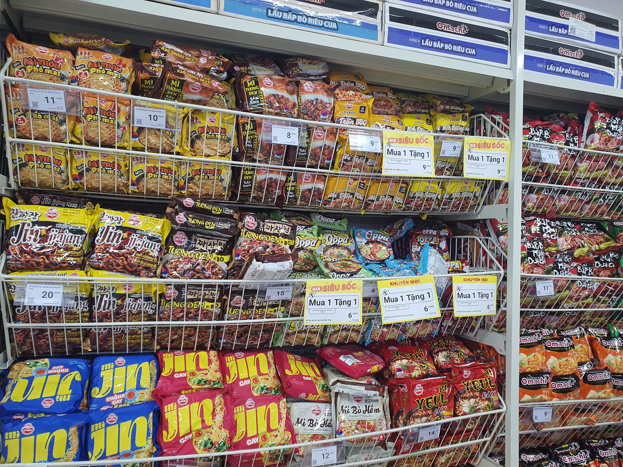 Một số loại mì tôm có xuất xứ nước ngoài cũng được khuyến mại sâu dịp này.